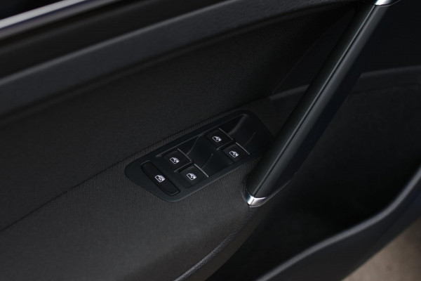 Volkswagen Golf 1.4 TSI Highline R-Line *Virtual*DSG*Massage*Led*