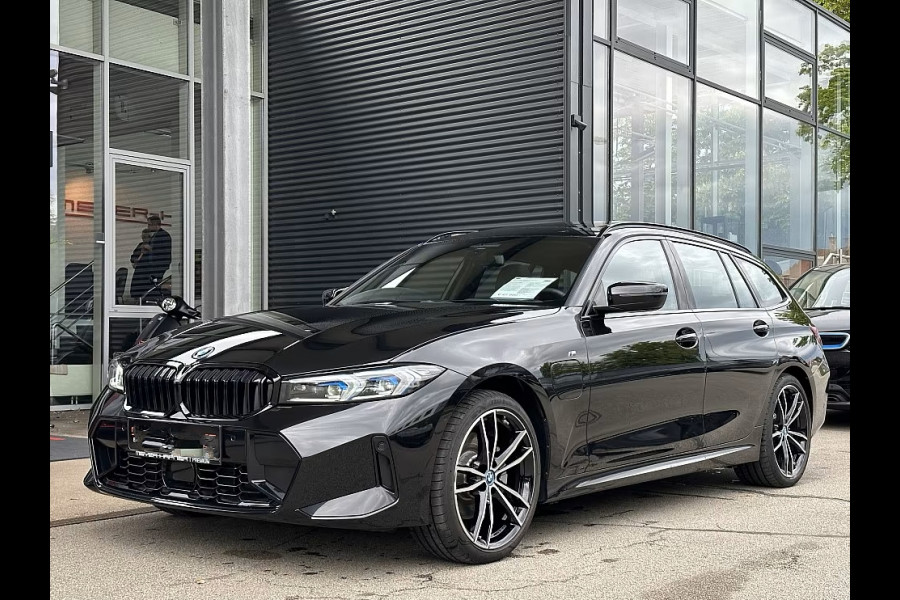 BMW 3 Serie Touring 330e M-SPORT ** ADAPT. LED, HALF-LEDER, HuD, ACC, SHADOW LINE, H&K SOUND, 19-inch LMV ** 1e EIG - UNFALLFREI ** ** INFORMEER OOK NAAR ONZE AANTREKKELIJKE FINANCIAL-LEASE TARIEVEN **