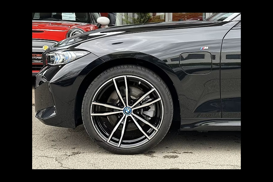 BMW 3 Serie Touring 330e M-SPORT ** ADAPT. LED, HALF-LEDER, HuD, ACC, SHADOW LINE, H&K SOUND, 19-inch LMV ** 1e EIG - UNFALLFREI ** ** INFORMEER OOK NAAR ONZE AANTREKKELIJKE FINANCIAL-LEASE TARIEVEN **