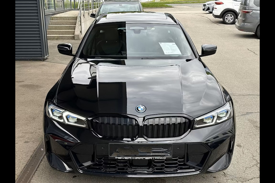BMW 3 Serie Touring 330e M-SPORT ** ADAPT. LED, HALF-LEDER, HuD, ACC, SHADOW LINE, H&K SOUND, 19-inch LMV ** 1e EIG - UNFALLFREI ** ** INFORMEER OOK NAAR ONZE AANTREKKELIJKE FINANCIAL-LEASE TARIEVEN **