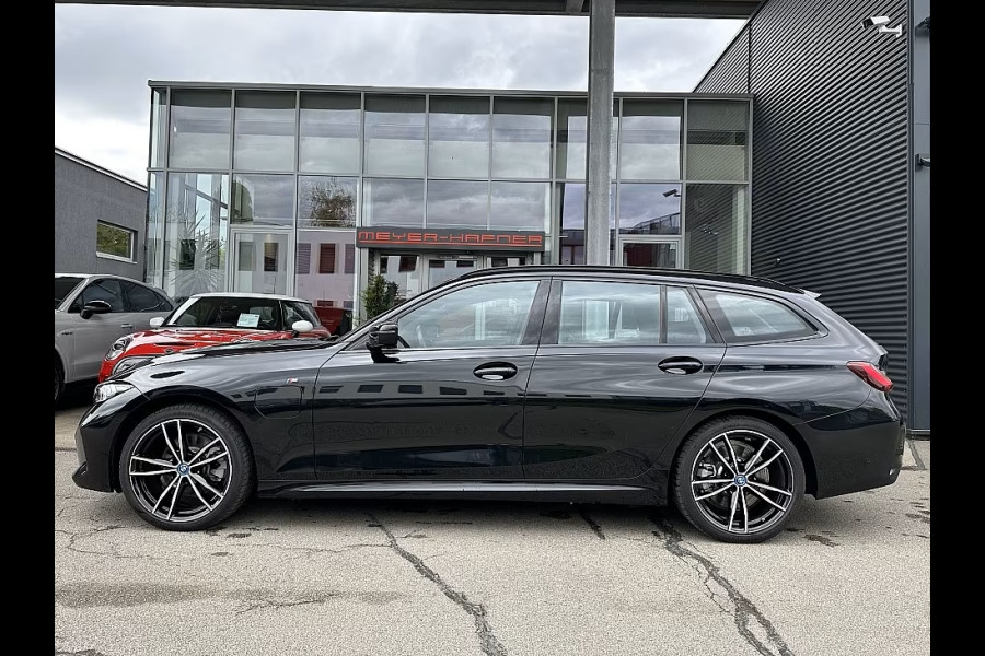 BMW 3 Serie Touring 330e M-SPORT ** ADAPT. LED, HALF-LEDER, HuD, ACC, SHADOW LINE, H&K SOUND, 19-inch LMV ** 1e EIG - UNFALLFREI ** ** INFORMEER OOK NAAR ONZE AANTREKKELIJKE FINANCIAL-LEASE TARIEVEN **