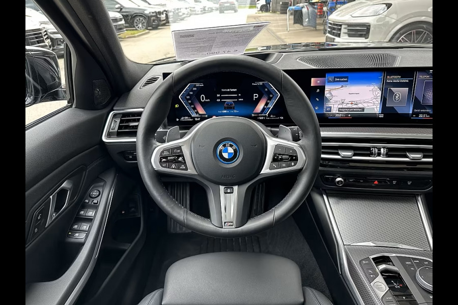 BMW 3 Serie Touring 330e M-SPORT ** ADAPT. LED, HALF-LEDER, HuD, ACC, SHADOW LINE, H&K SOUND, 19-inch LMV ** 1e EIG - UNFALLFREI ** ** INFORMEER OOK NAAR ONZE AANTREKKELIJKE FINANCIAL-LEASE TARIEVEN **