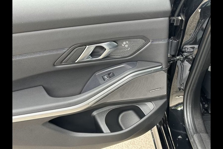 BMW 3 Serie Touring 330e M-SPORT ** ADAPT. LED, HALF-LEDER, HuD, ACC, SHADOW LINE, H&K SOUND, 19-inch LMV ** 1e EIG - UNFALLFREI ** ** INFORMEER OOK NAAR ONZE AANTREKKELIJKE FINANCIAL-LEASE TARIEVEN **