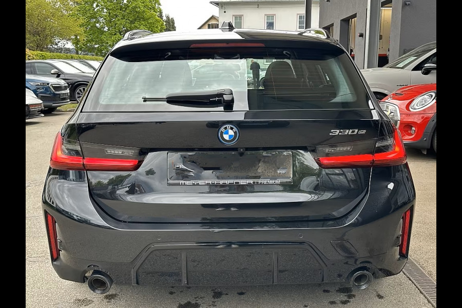 BMW 3 Serie Touring 330e M-SPORT ** ADAPT. LED, HALF-LEDER, HuD, ACC, SHADOW LINE, H&K SOUND, 19-inch LMV ** 1e EIG - UNFALLFREI ** ** INFORMEER OOK NAAR ONZE AANTREKKELIJKE FINANCIAL-LEASE TARIEVEN **