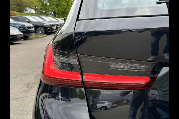BMW 3 Serie Touring 330e M-SPORT ** ADAPT. LED, HALF-LEDER, HuD, ACC, SHADOW LINE, H&K SOUND, 19-inch LMV ** 1e EIG - UNFALLFREI ** ** INFORMEER OOK NAAR ONZE AANTREKKELIJKE FINANCIAL-LEASE TARIEVEN **