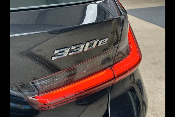 BMW 3 Serie Touring 330e M-SPORT ** ADAPT. LED, HALF-LEDER, HuD, ACC, SHADOW LINE, H&K SOUND, 19-inch LMV ** 1e EIG - UNFALLFREI ** ** INFORMEER OOK NAAR ONZE AANTREKKELIJKE FINANCIAL-LEASE TARIEVEN **