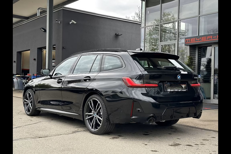BMW 3 Serie Touring 330e M-SPORT ** ADAPT. LED, HALF-LEDER, HuD, ACC, SHADOW LINE, H&K SOUND, 19-inch LMV ** 1e EIG - UNFALLFREI ** ** INFORMEER OOK NAAR ONZE AANTREKKELIJKE FINANCIAL-LEASE TARIEVEN **