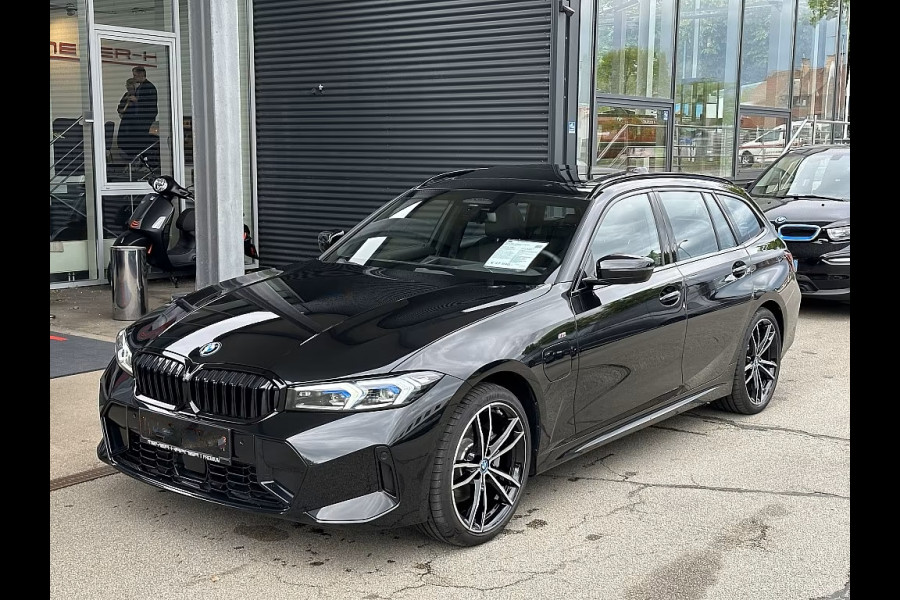 BMW 3 Serie Touring 330e M-SPORT ** ADAPT. LED, HALF-LEDER, HuD, ACC, SHADOW LINE, H&K SOUND, 19-inch LMV ** 1e EIG - UNFALLFREI ** ** INFORMEER OOK NAAR ONZE AANTREKKELIJKE FINANCIAL-LEASE TARIEVEN **