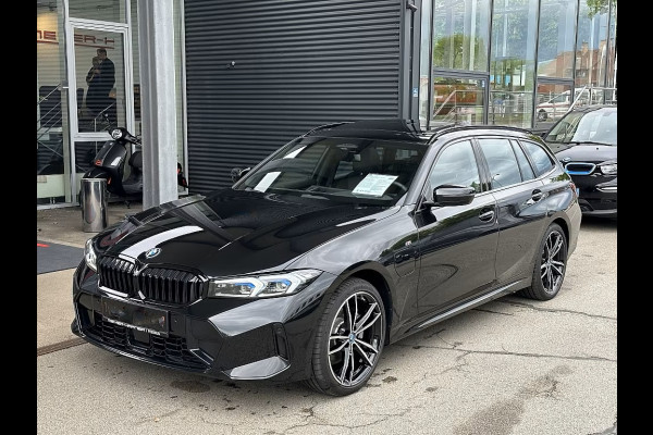 BMW 3 Serie Touring 330e M-SPORT ** ADAPT. LED, HALF-LEDER, HuD, ACC, SHADOW LINE, H&K SOUND, 19-inch LMV ** 1e EIG - UNFALLFREI ** ** INFORMEER OOK NAAR ONZE AANTREKKELIJKE FINANCIAL-LEASE TARIEVEN **