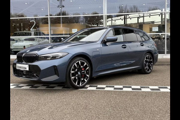 BMW 3 Serie Touring 330e M-SPORT ** ADAPT, LED, LEDER, HuD, MEM, ACC, TREKH, H&K SOUND, 19-inch LMV ** 1e EIG - BMW GAR. t/m 11-2029 ** ** INFORMEER OOK NAAR ONZE AANTREKKELIJKE FINANCIAL-LEASE TARIEVEN **