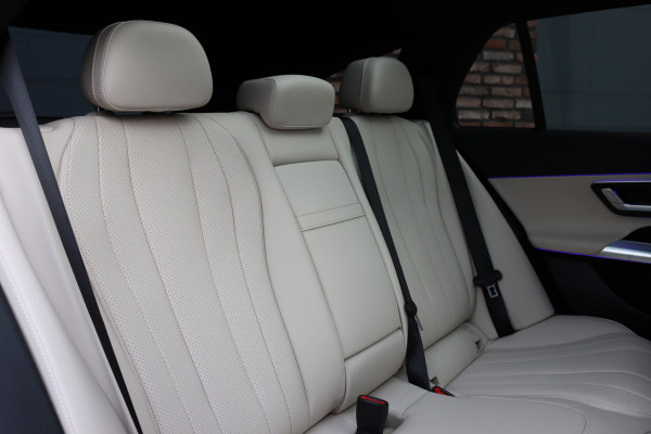 Mercedes-Benz E-Klasse Estate 300 de AMG Line | MBUX Hyperscreen | Distronic+ | Burmester 4D | Memory | Stoelventilatie | 3D-Display | HUD | Trekhaak | Digital Light | Surround Camera |