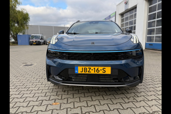 Lynk & Co 01 1.5 PLUG-IN HYBRID (PHEV) 261PK 6.6KW LADEN ZWARTE HEMEL/STUURWIELVERWARMING AUTOMAAT (RIJKLAARPRIJS)