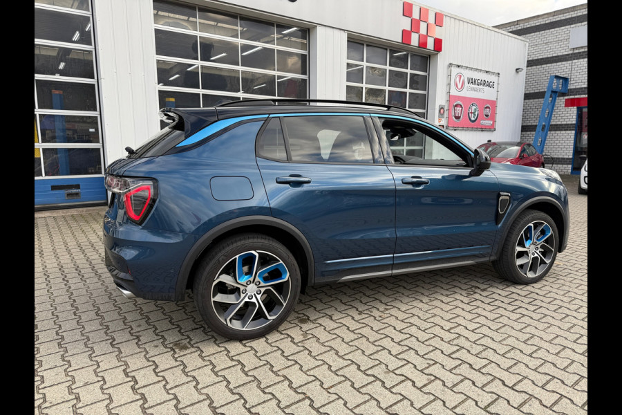 Lynk & Co 01 1.5 PLUG-IN HYBRID (PHEV) 261PK 6.6KW LADEN ZWARTE HEMEL/STUURWIELVERWARMING AUTOMAAT (RIJKLAARPRIJS)