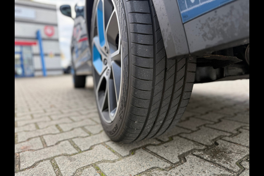 Lynk & Co 01 1.5 PLUG-IN HYBRID (PHEV) 261PK 6.6KW LADEN ZWARTE HEMEL/STUURWIELVERWARMING AUTOMAAT (RIJKLAARPRIJS)