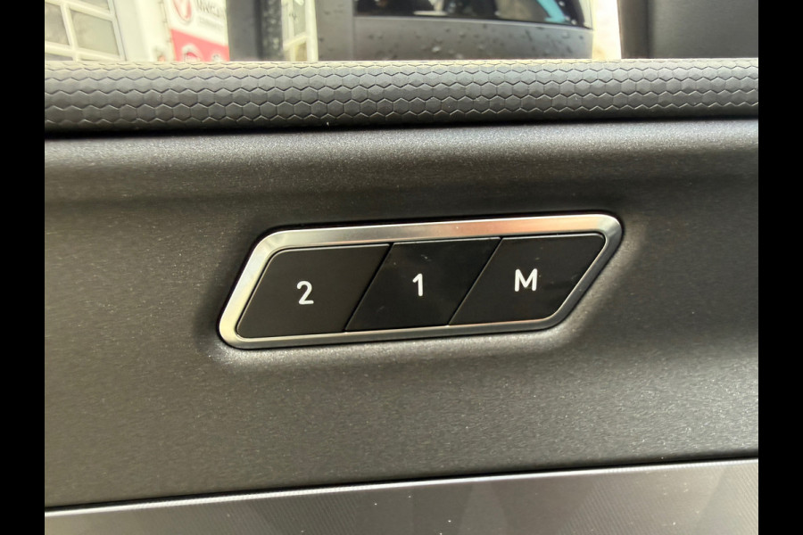 Lynk & Co 01 1.5 PLUG-IN HYBRID (PHEV) 261PK 6.6KW LADEN ZWARTE HEMEL/STUURWIELVERWARMING AUTOMAAT (RIJKLAARPRIJS)