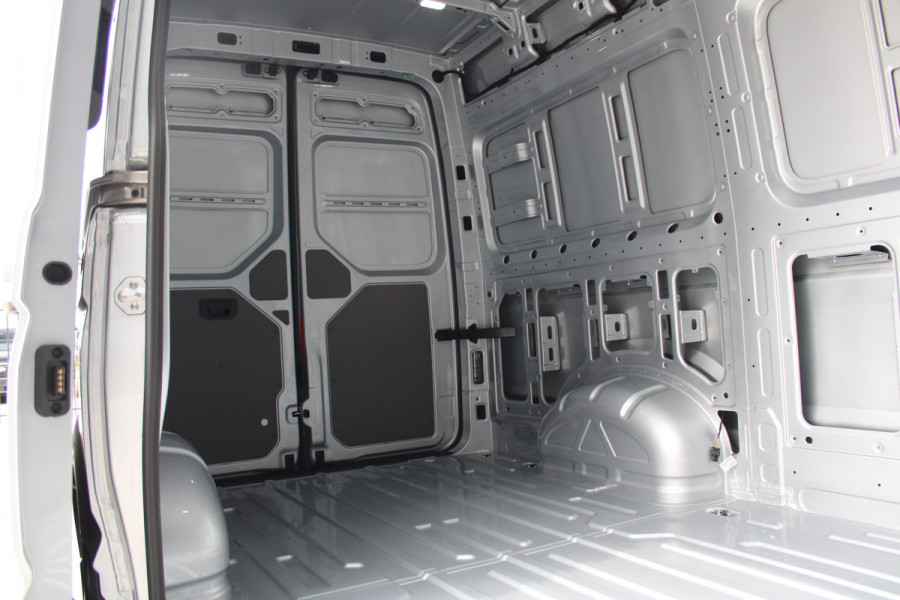 Volkswagen Crafter 30 2.0 TDI L3H3 140pk - Navigatie - DAB - Geveerde Stoel - Camera - Carplay - Rijklaar