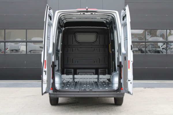 Volkswagen Crafter 30 2.0 TDI L3H3 140pk - Navigatie - DAB - Geveerde Stoel - Camera - Carplay - Rijklaar