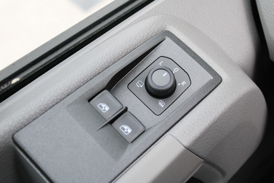 Volkswagen Crafter 30 2.0 TDI L3H3 140pk - Navigatie - DAB - Geveerde Stoel - Camera - Carplay - Rijklaar