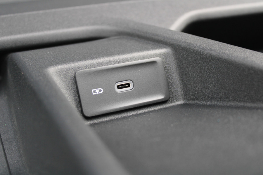 Volkswagen Crafter 30 2.0 TDI L3H3 140pk - Navigatie - DAB - Geveerde Stoel - Camera - Carplay - Rijklaar