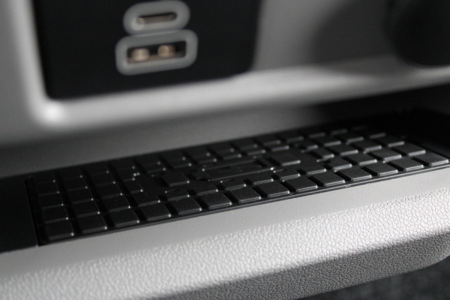 Ford Transit Custom 320 2.0 TDCI L2H1 Limited 170pk - 5 jaar Garantie - 2x Schuif - Stoel/Stuurverwarming - ACC - Sidebars - AGR Stoel - Opvouwbare