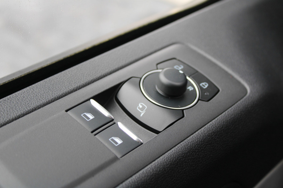 Ford Transit Custom 320 2.0 TDCI L2H1 Limited 170pk - 5 jaar Garantie - 2x Schuif - Stoel/Stuurverwarming - ACC - Sidebars - AGR Stoel - Opvouwbare