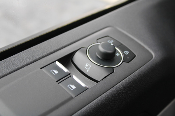 Ford Transit Custom 320 2.0 TDCI L2H1 Limited 170pk - 5 jaar Garantie - 2x Schuif - Stoel/Stuurverwarming - ACC - Sidebars - AGR Stoel - Opvouwbare