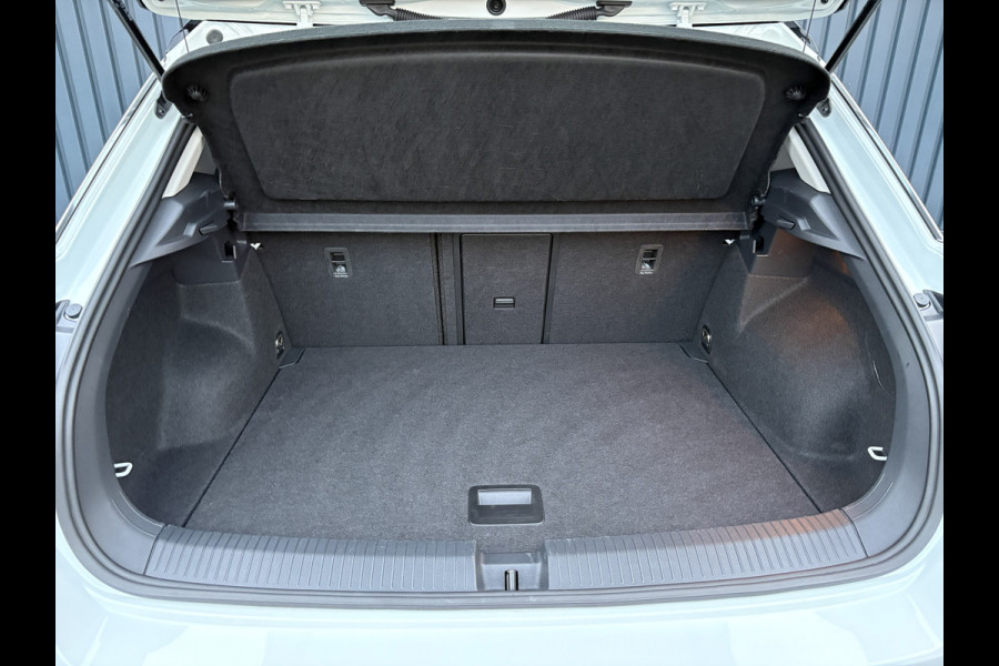 Volkswagen T-Roc 1.5 TSI 150Pk DSG Style | Trekhaak afnb. | IQ Light | Allseason banden | Prijs Rijklaar!!