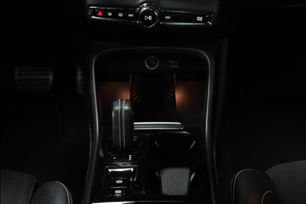 Volvo XC40 2.0 T4 AWD RSDESIGN|PANO|CLIMA|VIRTUEEL