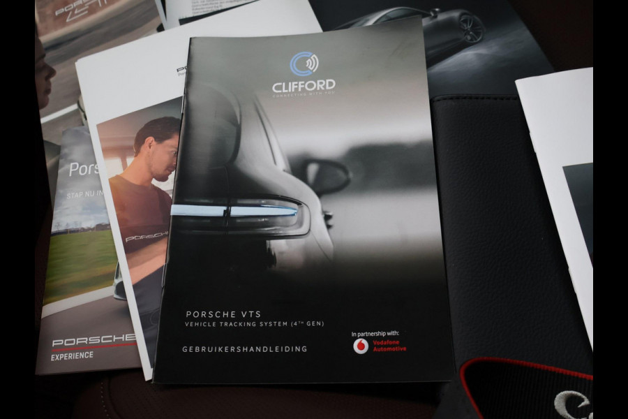 Porsche 911 Cabrio 3.0 CARRERA EXCLUSIVE MANUFAKTUR DARK OLIVE + CLUBLEDER EXCLUSIEF TRUFFEL BRUIN