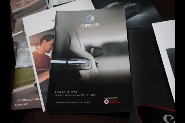 Porsche 911 Cabrio 3.0 CARRERA EXCLUSIVE MANUFAKTUR DARK OLIVE + CLUBLEDER EXCLUSIEF TRUFFEL BRUIN