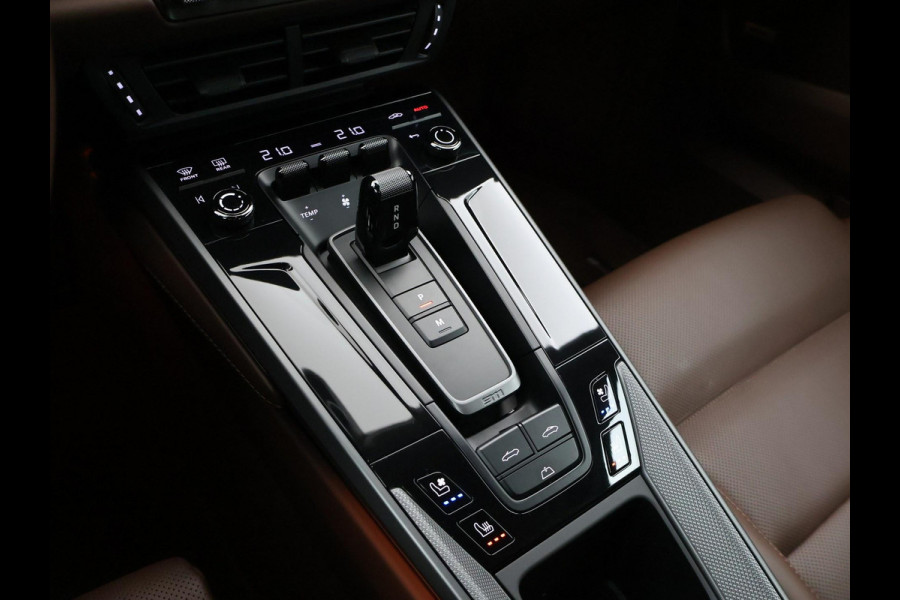 Porsche 911 Cabrio 3.0 CARRERA EXCLUSIVE MANUFAKTUR DARK OLIVE + CLUBLEDER EXCLUSIEF TRUFFEL BRUIN