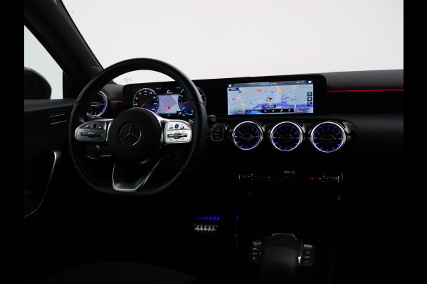 Mercedes-Benz A-Klasse 180 AUT. AMG SPORT + PANORAMA | SFEERVERLICHTING | CAMERA | ADAPTIVE CRUISE | CARPLAY