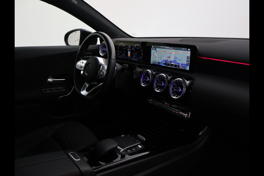 Mercedes-Benz A-Klasse 180 AUT. AMG SPORT + PANORAMA | SFEERVERLICHTING | CAMERA | ADAPTIVE CRUISE | CARPLAY