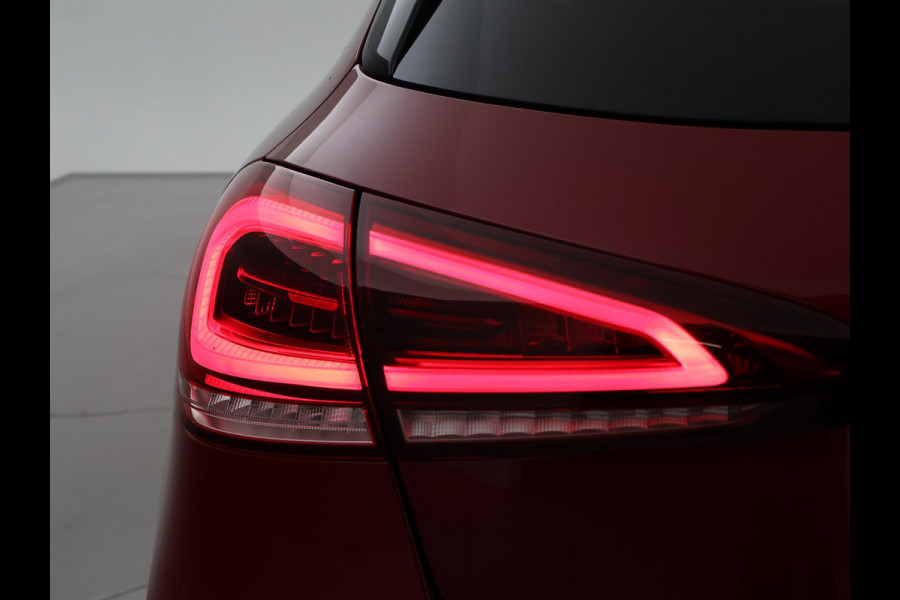 Mercedes-Benz A-Klasse 180 AUT. AMG SPORT + PANORAMA | SFEERVERLICHTING | CAMERA | ADAPTIVE CRUISE | CARPLAY