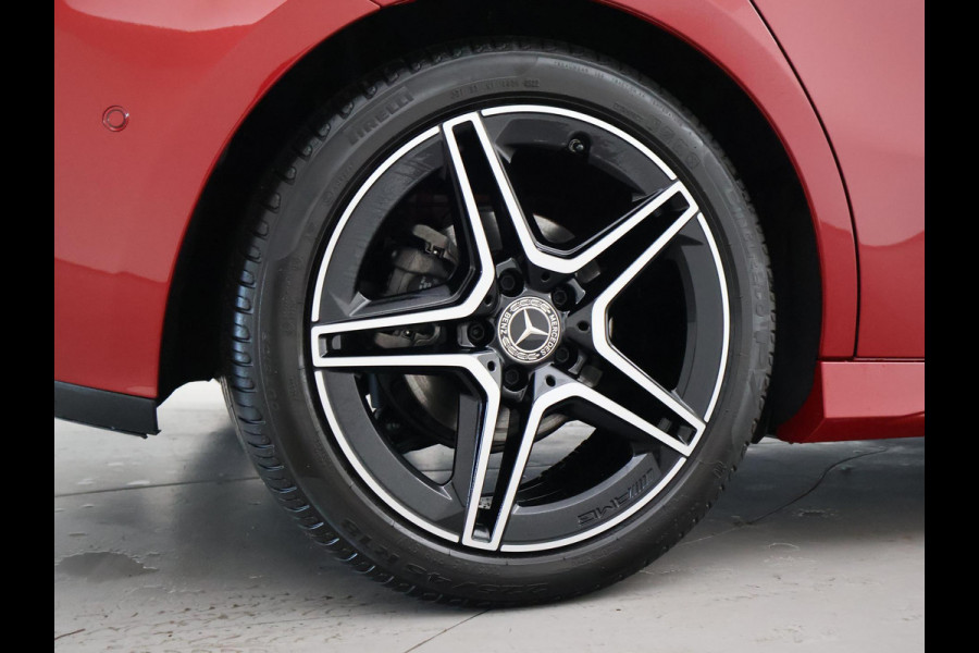 Mercedes-Benz A-Klasse 180 AUT. AMG SPORT + PANORAMA | SFEERVERLICHTING | CAMERA | ADAPTIVE CRUISE | CARPLAY