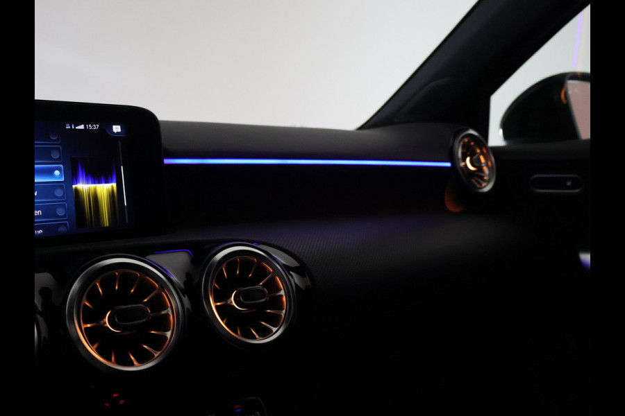 Mercedes-Benz A-Klasse 180 AUT. AMG SPORT + PANORAMA | SFEERVERLICHTING | CAMERA | ADAPTIVE CRUISE | CARPLAY