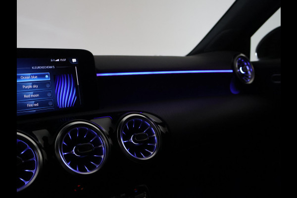 Mercedes-Benz A-Klasse 180 AUT. AMG SPORT + PANORAMA | SFEERVERLICHTING | CAMERA | ADAPTIVE CRUISE | CARPLAY