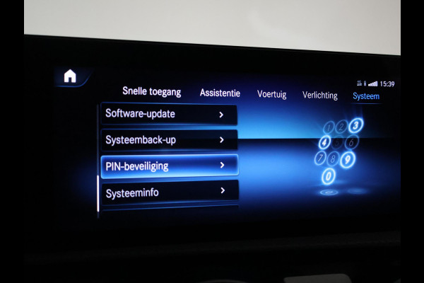 Mercedes-Benz A-Klasse 180 AUT. AMG SPORT + PANORAMA | SFEERVERLICHTING | CAMERA | ADAPTIVE CRUISE | CARPLAY