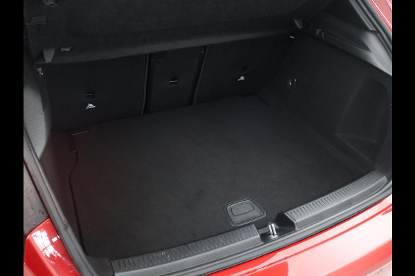 Mercedes-Benz A-Klasse 180 AUT. AMG SPORT + PANORAMA | SFEERVERLICHTING | CAMERA | ADAPTIVE CRUISE | CARPLAY