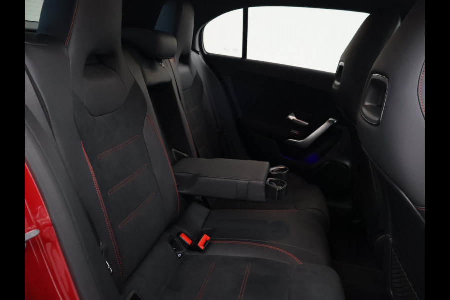 Mercedes-Benz A-Klasse 180 AUT. AMG SPORT + PANORAMA | SFEERVERLICHTING | CAMERA | ADAPTIVE CRUISE | CARPLAY