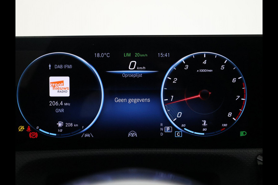 Mercedes-Benz A-Klasse 180 AUT. AMG SPORT + PANORAMA | SFEERVERLICHTING | CAMERA | ADAPTIVE CRUISE | CARPLAY