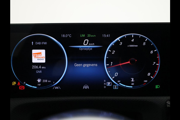 Mercedes-Benz A-Klasse 180 AUT. AMG SPORT + PANORAMA | SFEERVERLICHTING | CAMERA | ADAPTIVE CRUISE | CARPLAY
