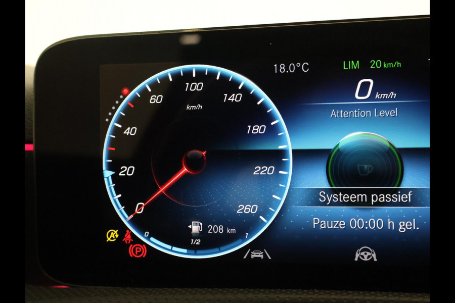 Mercedes-Benz A-Klasse 180 AUT. AMG SPORT + PANORAMA | SFEERVERLICHTING | CAMERA | ADAPTIVE CRUISE | CARPLAY