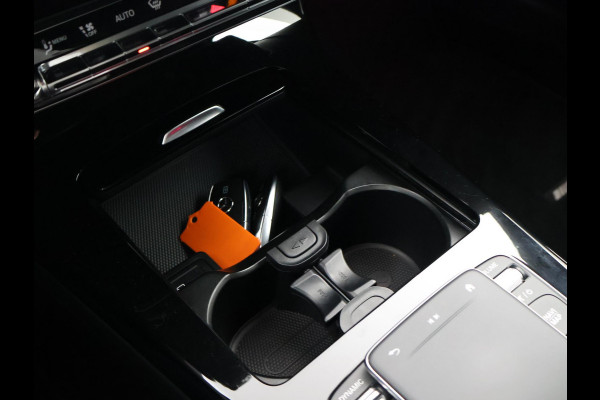 Mercedes-Benz A-Klasse 180 AUT. AMG SPORT + PANORAMA | SFEERVERLICHTING | CAMERA | ADAPTIVE CRUISE | CARPLAY