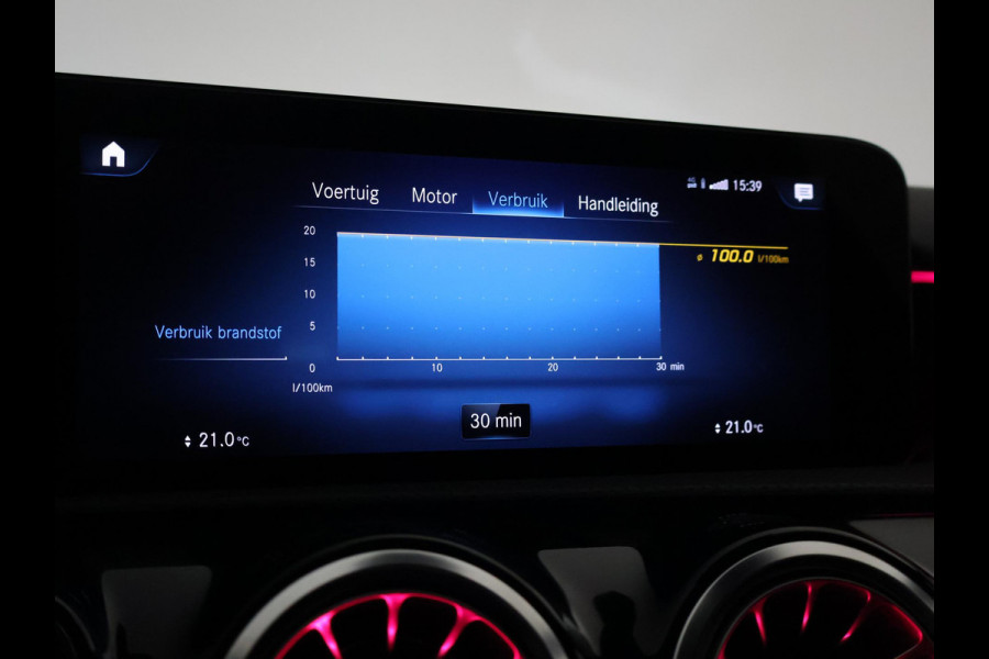 Mercedes-Benz A-Klasse 180 AUT. AMG SPORT + PANORAMA | SFEERVERLICHTING | CAMERA | ADAPTIVE CRUISE | CARPLAY