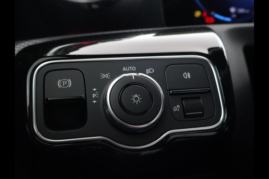 Mercedes-Benz A-Klasse 180 AUT. AMG SPORT + PANORAMA | SFEERVERLICHTING | CAMERA | ADAPTIVE CRUISE | CARPLAY