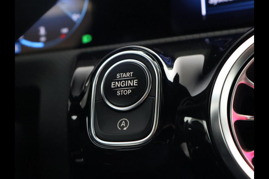 Mercedes-Benz A-Klasse 180 AUT. AMG SPORT + PANORAMA | SFEERVERLICHTING | CAMERA | ADAPTIVE CRUISE | CARPLAY