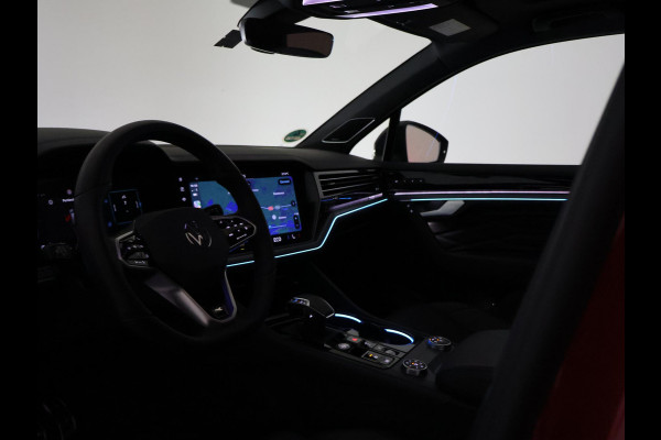 Volkswagen Touareg R 3.0 TSi V6 eHybrid 4MOTION R 462 PK *CHILI RED* + PANORAMA | STOELVENTILATIE | LUCHTVERING | DYNAUDIO | HEAD-UP DISPLAY