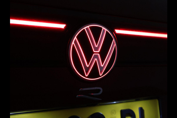 Volkswagen Touareg R 3.0 TSi V6 eHybrid 4MOTION R 462 PK *CHILI RED* + PANORAMA | STOELVENTILATIE | LUCHTVERING | DYNAUDIO | HEAD-UP DISPLAY