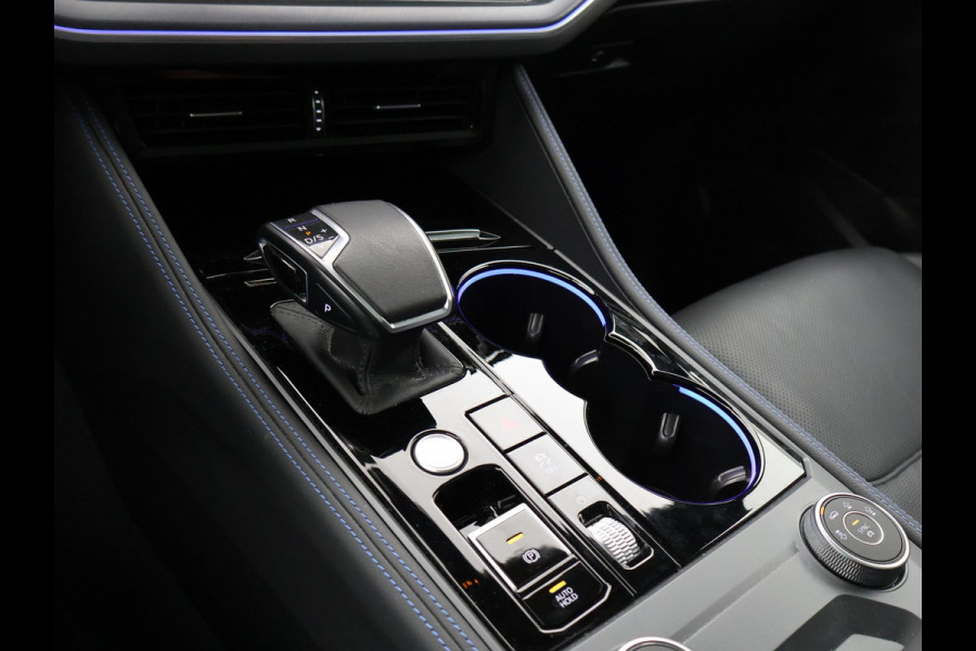 Volkswagen Touareg R 3.0 TSi V6 eHybrid 4MOTION R 462 PK *CHILI RED* + PANORAMA | STOELVENTILATIE | LUCHTVERING | DYNAUDIO | HEAD-UP DISPLAY